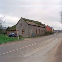 Gezicht op de vervallen boerderij De Kniphoek (links, Beusichemseweg 21) te Utrecht op maandag 13 maart 2000. Bron: Het Utrechts Archief, catalogusnummer: 843485.