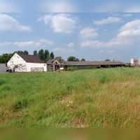 Gezicht op de bijgebouwen, behorend bij de boerderij Beusichemseweg 12 te Houten op 13 augustus 2000. Bron: Het Utrechts Archief, catalogusnummer: 843746.