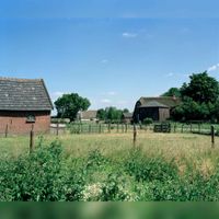 Gezicht op enkele schuren en boerderijen in de omgeving van de Albers Pistoriusweg en Beusichemseweg te Houten op 1 juli 1996. Bron: Het Utrechts Archief, catalogusnummer: 828343.