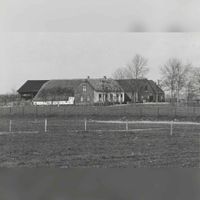 Boerderij Hennesprong aan de Rietdijk 8 en zijn bijgebouwen gezien vanaf de Binnenweg in 1985. Bron: Regionaal Archief Zuid-Utrecht (RAZU), 353.