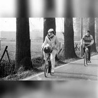 Zicht op twee fietsers op de Oude Mereveldseweg in de richting van boerderij De Klomp fietsend met op de achtergrond op het talud de rijksweg A12. Bron: Oud Houten FB / UN.