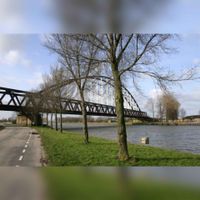 Gezicht op de Schalkwijkse Spoorbrug vanaf de Kanaaldijk Zuid met rechts het Amsterdam-Rijnkanaal rond 2000. Bron: Regionaal Archief Zuid-Utrecht (RAZU), 353.