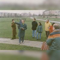 Wethouders Lenstra leidt een groep rond in de groenzone ter hoogte van Ruitercamp in 1995. Bron: Regionaal Archief Zuid-Utrecht (RAZU), 353.