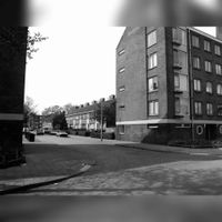 Gezicht in de Heemstedelaan te Utrecht met de huizen nrs. 24-lager; rechts op de voorgrond een gedeelte van een flatgebouw aan de Oud-Wulvenlaan op dinsdag 21 april 1998. Bron: Het Utrechts Archief, catalogusnummer: 18588.