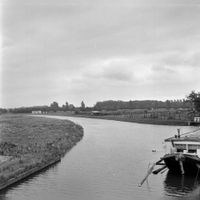 Gezicht over de Kromme Rijn te Utrecht vanaf het viaduct in de Rijksweg 22, uit het westen op 25 juli 1970. Bron: Het Utrechts Archief, catalogusnummer: 124358.
