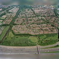 Luchtfoto van de wijk Lunetten te Utrecht, uit het zuiden. Op de voorgrond het park De Koppel en de A12. In het midden de Simplonbaan en de Furkabaan op vrijdag 15 mei 1998. Bron: Het Utrechts Archief, catalogusnummer: 85462.