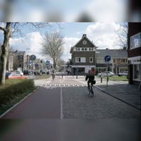 Gezicht op het fietspad langs de 't Goylaan te Utrecht, ter hoogte van de kruising met de Julianaweg (rechts) in 1998. Deze foto is gemaakt ter voorbereiding van scholieren voor de te fietsen route voor het Verkeersexamen. Bron: Het Utrechts Archief, catalogusnummer: 117779.