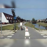 Gezicht op het Schonenburgspad met links de woningen aan de Meerkoetwieie nrs. 1- en hoger in de periode 1985-1995. Bron: Regionaal Archief Zuid-Utrecht (RAZU), 353.