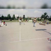 Zicht op het basketbalplein wat rond 1995 al werd ingericht tot skatepark. Links PCBS De Vlaswiek (Guldenslag 131) (2). Bron: Regionaal Archief Zuid-Utrecht (RAZU), 353.