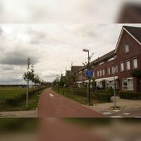 Zicht op het Hofstadpad met rechts woningen aan het Citroengras in de buurt De Grassen in de wijk Houten Zuidoost. Fot: Sander van Scherpenzeel.