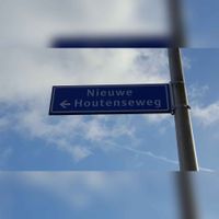 Straatnaambord Nieuw Houtenseweg in 2016. Foto: Sander van Scherpenzeel.