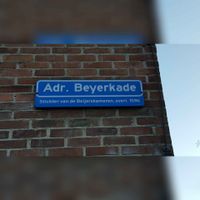 Straatnaambord Adriaan Beyerkade in 2017. Foto: Sander van Scherpenzeel.