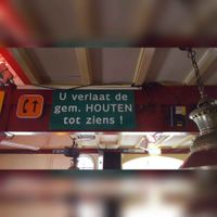 &#039;U verlaat de gem. Houten Tot Ziens!&#039;, een groenbord in het voormalig caf&eacute; De Kleine Geer in augustus 2017. Foto: Sander van Scherpenzeel.