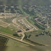 Luchtfoto gezien vanuit het oosten op Houten noordoost op de inprikker De Bermen met rechts het Kooikersplas in 1987-1990. Bron: RAZU, 353.