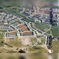 Luchtfoto gezien vanuit het zuiden op de Imkersplas met links de buurt De Campen en rechts de buurt De Slagen in 1989. (2) Bron: RAZU, 353.