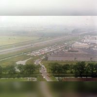 Gezicht op de Meidoornkade vanuit de lucht in 1988 met links de rijksweg A27 met rechts de Expo Houten. Bron: Regionaal Archief Zuid-Utrecht (RAZU), 353.