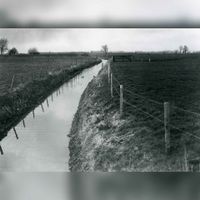 De Krommesloot gezien vanaf de Hoogdijk (nu Westrumspad) in oostelijke richting in 1989. Bron: Regionaal Archief Zuid-Utrecht (RAZU), 353.