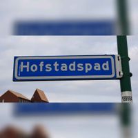 Straatnaambord 'Hofstadpad' gezien in augustus 2021. Foto: Sander van Scherpenzeel.