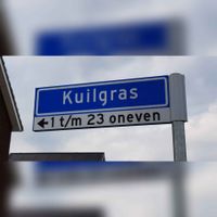 Foto van het straatnaambord 'Kuilgras' in augustus 2021. Foto: Sander van Scherpenzeel.