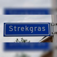 Het straatnaambord 'Strekgras' gezien in augustus 2021. Foto: Sander van Scherpenzeel.