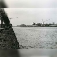 De in aanbouw zijnde Houtensebrug over het Amsterdam-Rijnkanaal gezien vanaf de Kanaaldijk Zuid in 1980. Bron: Regionaal Archief Zuid-Utrecht (RAZU), 353.
