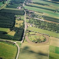 Luchtfoto vanuit het oosten met het NIeuwe Hollandse Waterlinie fort 't Werk aan de Waalsewetering aan de Waalseweg in het dorp 't Waal. Foto: Provincie Utrecht, Henk Bol.