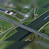 Luchtfoto gezien vanuit het zuidwesten met diagonaal de rijksweg A27 over het Amsterdam-Rijnkanaal met de Houtensebrug. Middenboven de UFO landingsbaan op de rotonde van De Staart. Foto: Slagboom en Peeters Luchtfotografie B.V..