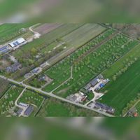 Luchtfoto gezien vanuit het zuiden in 2019 met horizontaal (v.l.n.r.) de Waalseweg te Tull en 't Waal met middenin het Elpad. Foto: Slagboom en Peeters Luchtfotografie B.V..