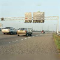 Afbeelding van de wegwijzerborden boven de A12 te Utrecht ter hoogte van het verkeersplein Lunetten in 1985. Bron: HUA, 800805.