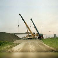 Plaatsing van de Koppelbrug over de rijksweg A12 op donderdag 18 juni 1987. Bron: HUA, 800912.