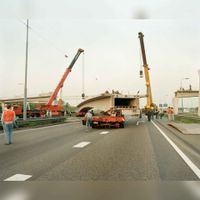 Plaatsing van het middendeel van de Koppelbrug over de afgesloten rijksweg A12 op donderdag 18 juni 1987. Bron: HUA, 800913.