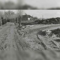 De aanleg van de Rondweg ter hoogte van boerderij Felixhoeve en boerderij De Steenen Poort in februari 1984. foto: Jos Schalwijk. Bron: RAZU, 353.