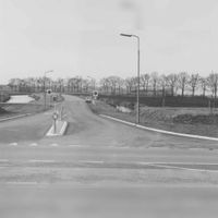 De Rondweg met de afslag Meidoornkade in 1987-1990. Foto: O.J. Wttewaall. Bron: RAZU, 353.