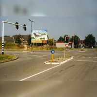 De kruising van de Rondweg met De Poort en De Brug met links boerderij Zorgvliet in september 1991. Foto: O.J. Wttewaall. Bron: RAZU, 353.