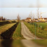 Rechts de hockey velden (nu Merovingenpark) en links de Rondweg ter hoogte van de afslag van De Staart in december 1991. Foto: O.J. Wttewaall. Bron: RAZU, 353.