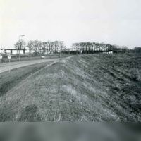 De Rondweg met op de achtergrond het bedrijventerrein Doornkade in ca. 1990. Foto: O.J. Wttewaall. Bron: RAZU, 353.