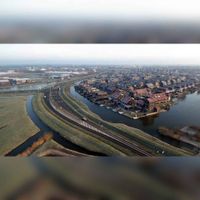 Luchtfoto gezien vanuit het zuidwesten op de zuidoostelijke Rondweg met rechts de buurt De Waters/De Polders. Foto: Bert Goes.