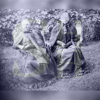 Portret van twee dames met links jkvr. Ottolina Maria Strick van Linschoten (1831-1904) en rechts jkvr. Agatha H. Strick van Linschoten (1829-1908) in de periode 1900-1905. Bron: Het Utrechts Archief, 412, 59.
