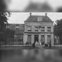 De voorgevel van Jeanette-oord aan de Oud Wulfseweg 10 in 1910 met ervoor vermoedelijke het personeel van de Vereniging voor Onbehuisden uit Amsterdam. Bron: Regionaal Archief Zuid-Utrecht (RAZU), 353, 41873, 44.