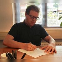 Op donderdag 28 juni 2018 tekent voorzitter Sander van Scherpenzeel om 16:30 uur in de middag de oprichtingsakte van St. Houtense Hodoniemen. Foto: SHH.