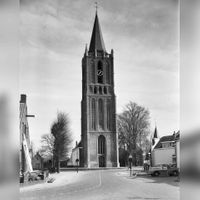 Zicht op de N.H. Kerktoren van de gemeente Houten aan de Lobbendijk 1 gezien in 1963. Bron: Rijksdienst voor het Cultureel Erfgoed (RCE), te Amersfoort, beeldbank, documentnummer: 57.394.