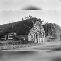 Boerderij aan de Heemsteedesweg nr. 6 (met rechts nr. 8) in 1963. Bron: Rijksdienst voor het Cultureel Erfgoed (RCE), te Amersfoort, beeldbank, documentnummer: 85.004.