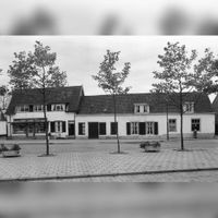 Slagerij (links) en voormalige smederij aan het Plein 12, 13, 14 en 15 in oktober 1963. Bron: Rijksdienst voor het Cultureel Erfgoed (RCE) te Amersfoort, beeldbank, documentnummer: 85.012.