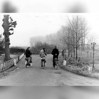 Fietsende kinderen onderweg naar Houten in de periode 1970-1980 ter hoogte van het huis aan de Oud Wulfseweg 5. Foto maker: onbekend.