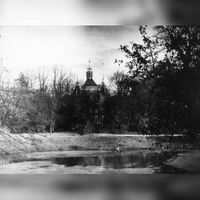 Gezicht op de vijver in het park van het kasteel Heemstede te Houten uit het zuidwesten; met op de achtergrond de achtergevel van het kasteel in 1900 - 1910. Bron: Het Utrechts Archief, catalogusnummer: 5834.