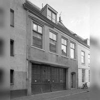 Gezicht op de voorgevel van het huis Waterstraat 1 te Utrecht in 1975. Bron: Het Utrechts Archief, catalogusnummer: 73321.