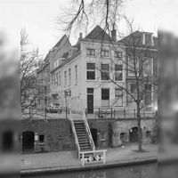 Gezicht op de voor- en linkergevel van Oudegracht 29 te Utrecht, met op de voorgrond de werf; links het begin van de Waterstraat met de huizen 1-hoger in 1992. Bron: Het Utrechts Archief, catalogusnummer: 66329.