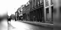 Gezicht in de Voorstraat te Utrecht met de huizen nrs. 63 (rechts)-hoger; links op de achtergrond de voorgevel van het huis Drift 31 in 1953-1957. Naar een foto van G.J.C.A. Smilda. Bron: Het Utrechts Archief, catalogusnummer: 52570.