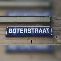 Straatnaambord &#039;Boterstraat&#039; gezien in november 2021. Foto: Sander van Scherpenzeel.
