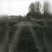 Gezicht op de spoorwegovergang in de Kerkweg te Bunnik en Vechten in de Rijnspoorweg (Amsterdam, Utrecht, Arnhem) rond 1995. Bron: Regionaal Archief Zuid-Utrecht (RAZU), beeldbank.